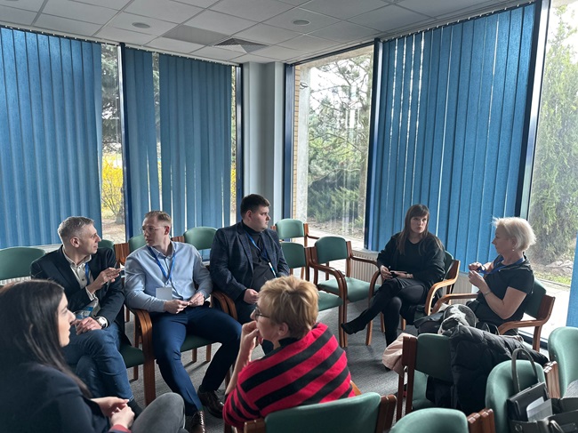 Zdjęcia, a nim grupa osób podczas warsztatu w trakcie Wielkopolskiego Forum Ekonomii Społecznej.