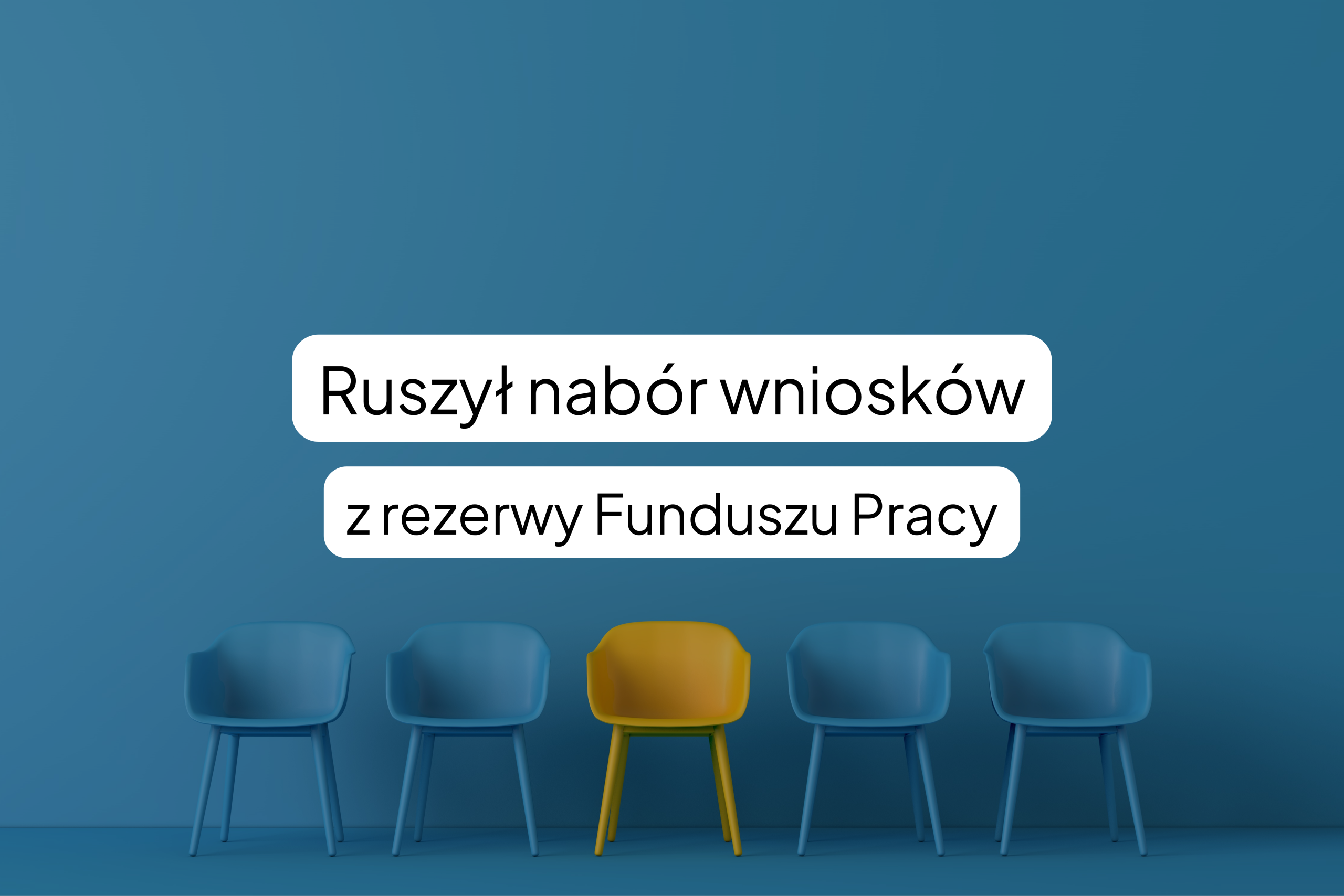 Na jednolitym, niebieskim tle widać rząd pięciu krzeseł. Środkowe krzesło wyróżnia się jaskrawożółtym kolorem, pozostałe cztery są niebieskie. Nad krzesłami, na dwóch białych ramkach, znajduje się czarny napis: „Ruszył nabór wniosków z rezerwy Funduszu Pracy”.